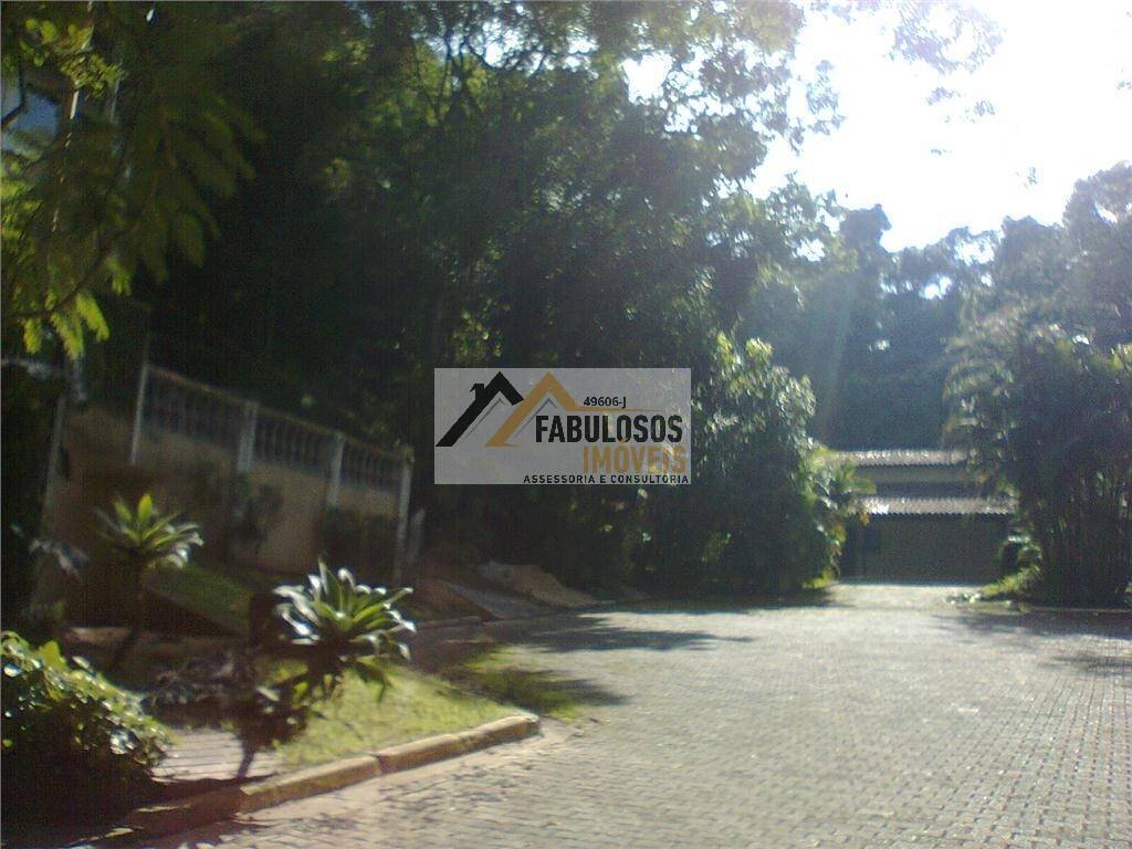  - Cond. Forest Hills - Lote em final de rua, aclive, com vegetação